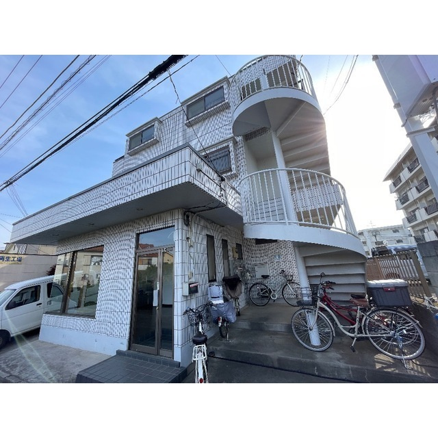 落ち着いた雰囲気の外観です