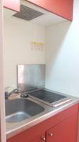 2口の電気コンロ　※お部屋により、配置が異なります。
