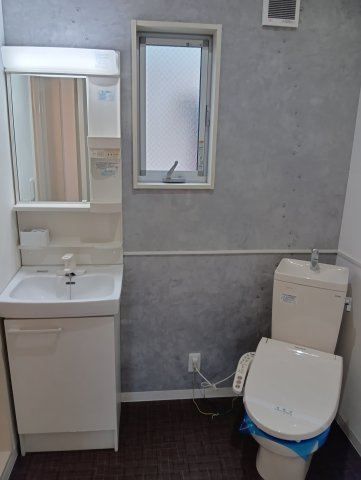 落ち着いた色調のトイレです