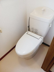 落ち着いた色調のトイレです