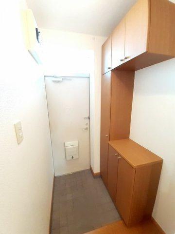 収納もある玄関です
