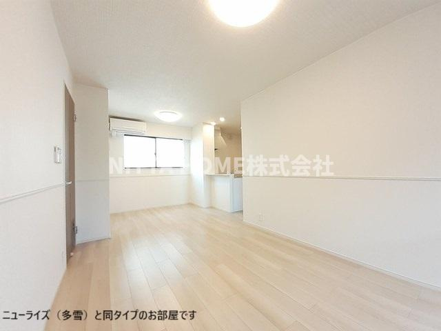 豊岡市伏のアパートの居間・リビング|【完成イメージ】１３．４帖の広々リビングにエアコンも設置済み◇