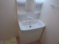 ゆったりとスペースのある洗面所