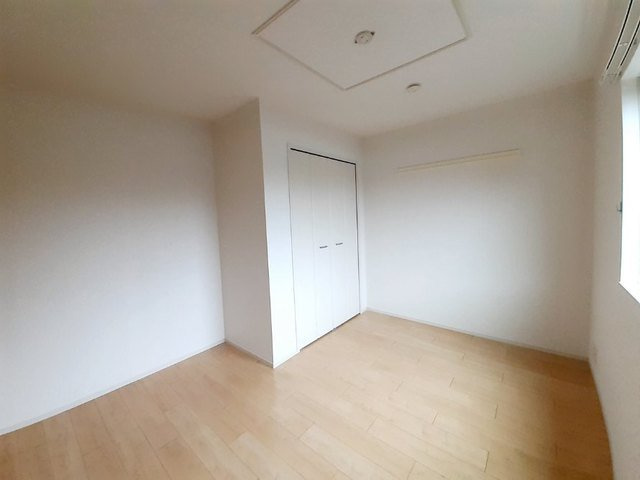 明るい色調の室内です