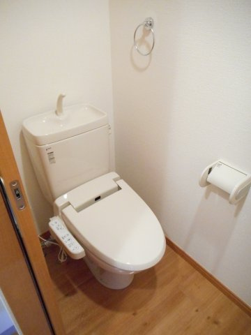 落ち着いた色調のトイレです