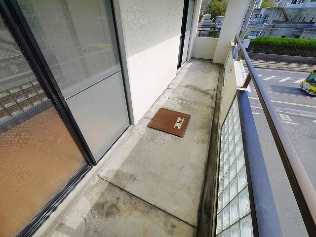 高畑マンションのバルコニー|暖かな日差しのふりそそぐバルコニー