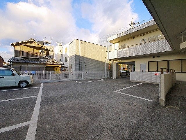 高畑マンションの駐車場|駐車スペースもあります
