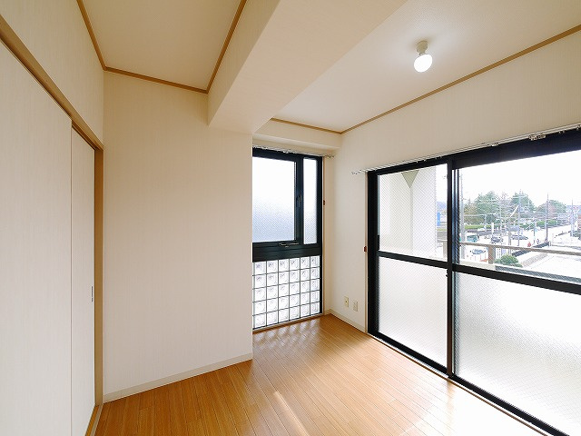 高畑マンションの洋室|落ち着いた色調の洋室です