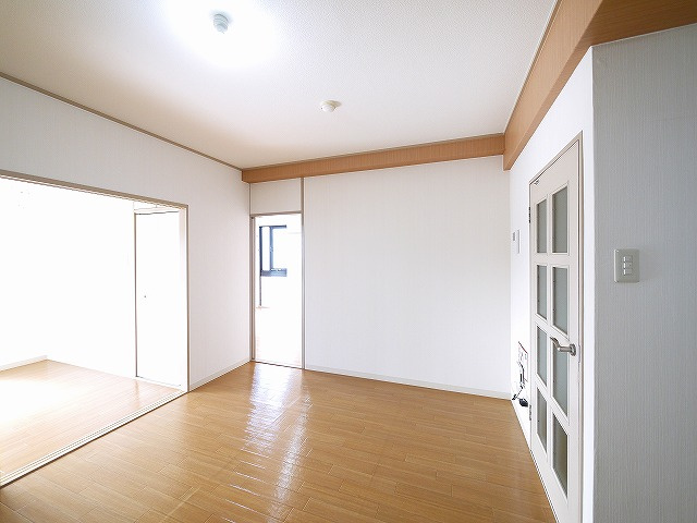高畑マンションの居間・リビング|ゆったり過ごせる居間です