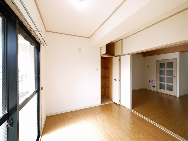 高畑マンションの洋室|きれいな洋室です