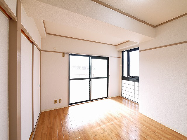 高畑マンションの洋室|明るい洋室です