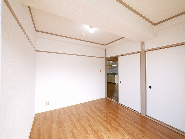 高畑マンションの洋室|明るい洋室です