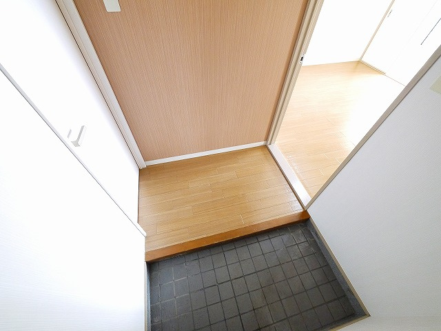 高畑マンションの玄関|明るい玄関です