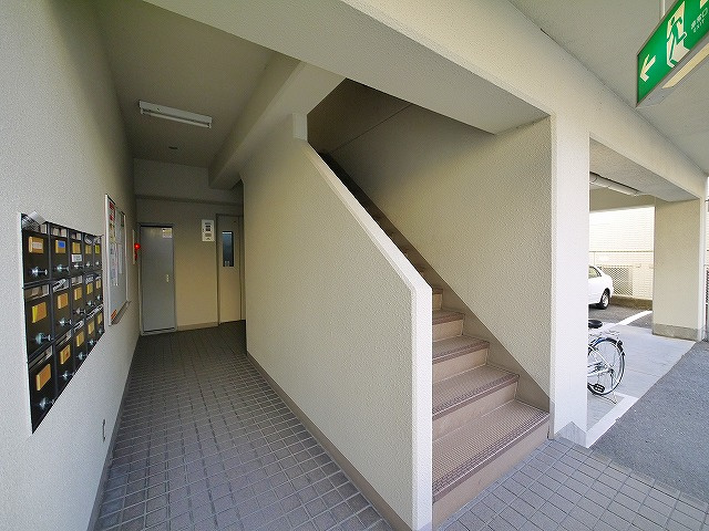 高畑マンションのエントランス|落ち着いたエントランスです
