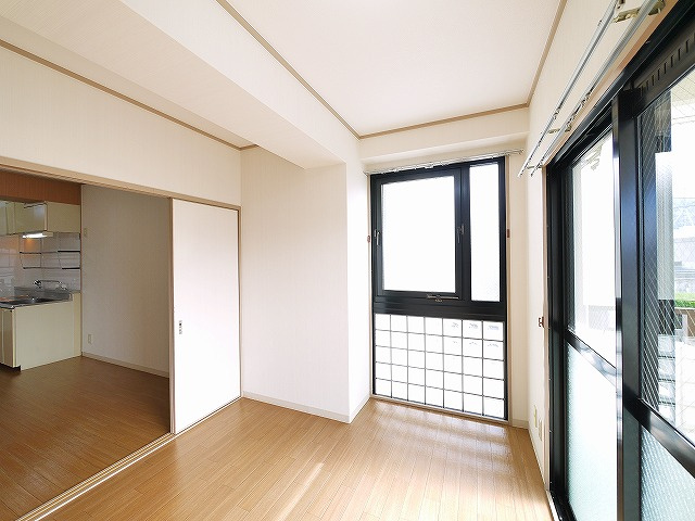 高畑マンションの内装|広々とした洋室です
