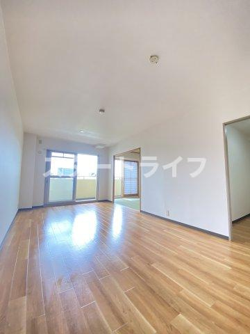 大阪市淀川区西三国２丁目の賃貸マンションの居間・リビング