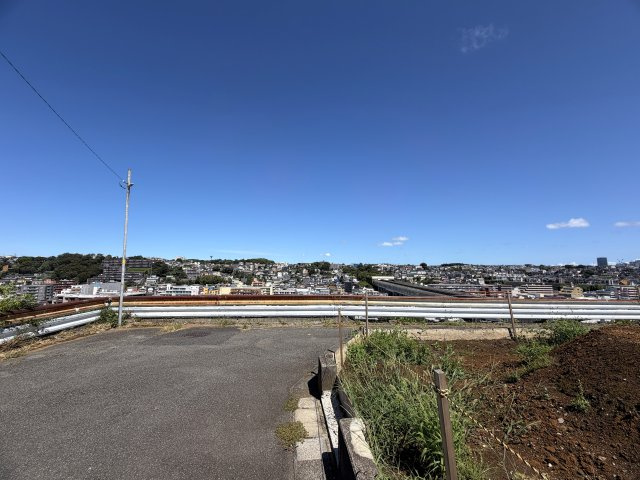 駅から６分の高台にある開放感エグイ土地。確かに坂道ではあるものの、この眺望に住環境、開放感のためにあると思うとなんてことない！純粋にもらったら嬉しい！！そんな『保土ケ谷区星川３丁目』条件なしの土地の前面道路含む現地写真|前面道路含む現地写真です