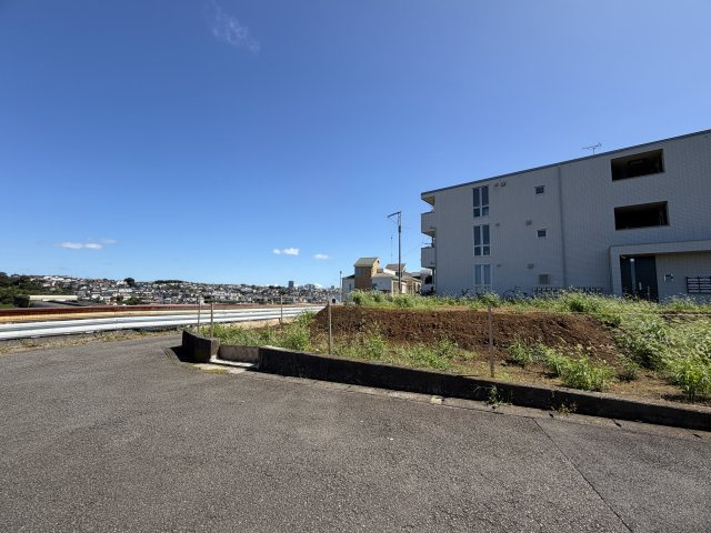 駅から６分の高台にある開放感エグイ土地。確かに坂道ではあるものの、この眺望に住環境、開放感のためにあると思うとなんてことない！純粋にもらったら嬉しい！！そんな『保土ケ谷区星川３丁目』条件なしの土地の前面道路含む現地写真|前面道路含む現地写真です