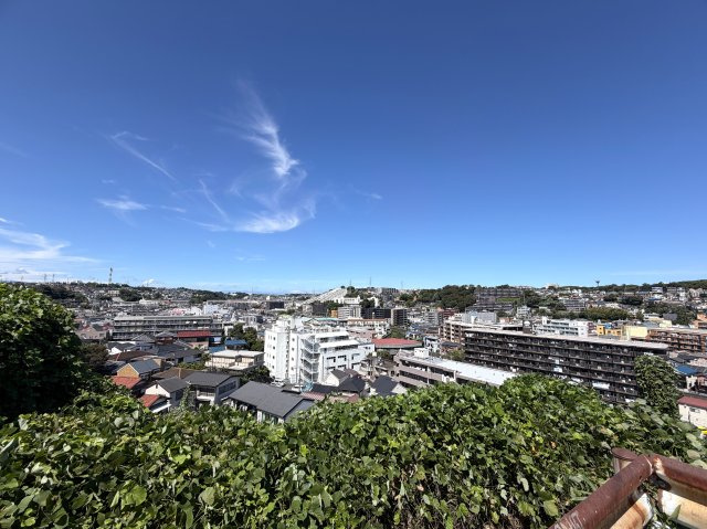 駅から６分の高台にある開放感エグイ土地。確かに坂道ではあるものの、この眺望に住環境、開放感のためにあると思うとなんてことない！純粋にもらったら嬉しい！！そんな『保土ケ谷区星川３丁目』条件なしの土地の展望
