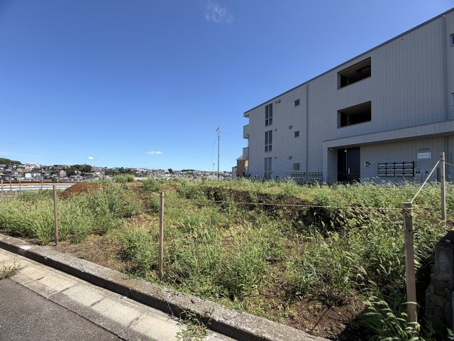 駅から６分の高台にある開放感エグイ土地。確かに坂道ではあるものの、この眺望に住環境、開放感のためにあると思うとなんてことない！純粋にもらったら嬉しい！！そんな『保土ケ谷区星川３丁目』条件なしの土地の前面道路含む現地写真|前面道路含む現地写真です