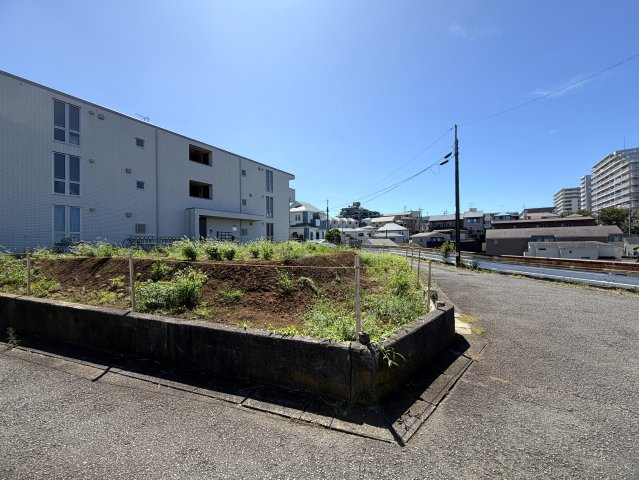 駅から６分の高台にある開放感エグイ土地。確かに坂道ではあるものの、この眺望に住環境、開放感のためにあると思うとなんてことない！純粋にもらったら嬉しい！！そんな『保土ケ谷区星川３丁目』条件なしの土地の前面道路含む現地写真|前面道路含む現地写真です