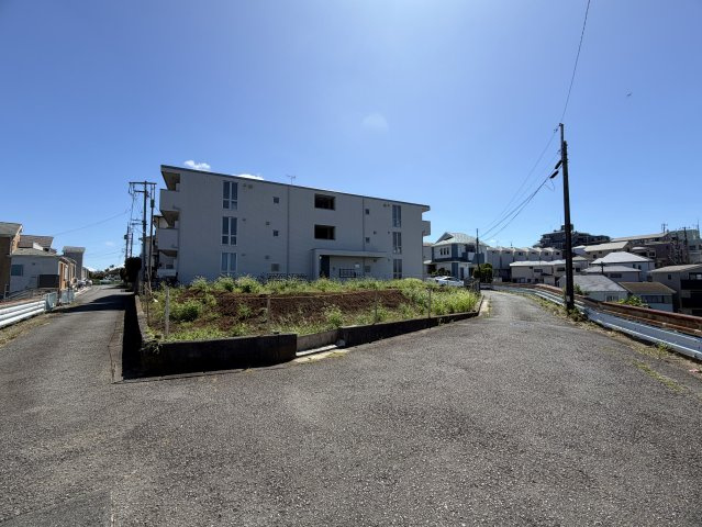 駅から６分の高台にある開放感エグイ土地。確かに坂道ではあるものの、この眺望に住環境、開放感のためにあると思うとなんてことない！純粋にもらったら嬉しい！！そんな『保土ケ谷区星川３丁目』条件なしの土地の前面道路含む現地写真|前面道路含む現地写真です
