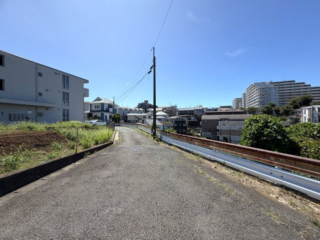 駅から６分の高台にある開放感エグイ土地。確かに坂道ではあるものの、この眺望に住環境、開放感のためにあると思うとなんてことない！純粋にもらったら嬉しい！！そんな『保土ケ谷区星川３丁目』条件なしの土地の前面道路含む現地写真|前面道路含む現地写真です