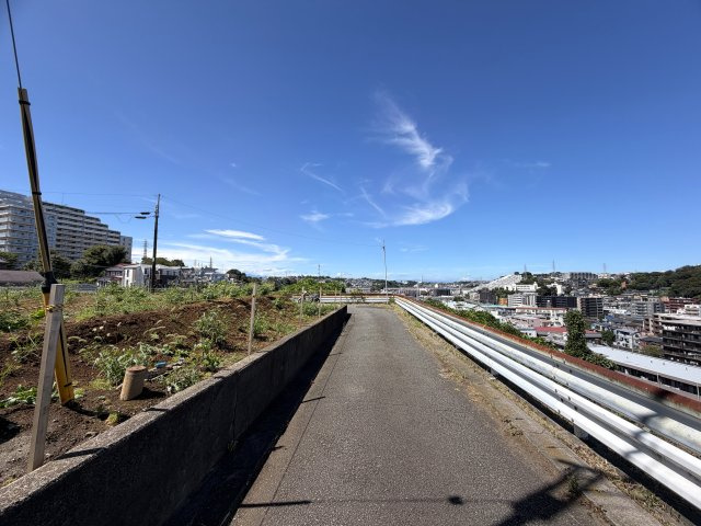 駅から６分の高台にある開放感エグイ土地。確かに坂道ではあるものの、この眺望に住環境、開放感のためにあると思うとなんてことない！純粋にもらったら嬉しい！！そんな『保土ケ谷区星川３丁目』条件なしの土地の前面道路含む現地写真|前面道路含む現地写真です