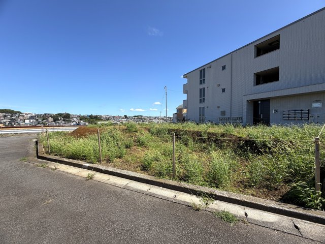 駅から６分の高台にある開放感エグイ土地。確かに坂道ではあるものの、この眺望に住環境、開放感のためにあると思うとなんてことない！純粋にもらったら嬉しい！！そんな『保土ケ谷区星川３丁目』条件なしの土地の前面道路含む現地写真|前面道路含む現地写真です