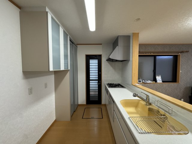 -三丁目不動産-　熊谷市円光2丁目　売-主、エアコン、カーポートのキッチン