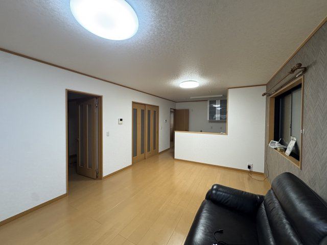 -三丁目不動産-　熊谷市円光2丁目　売-主、エアコン、カーポートの居間・リビング