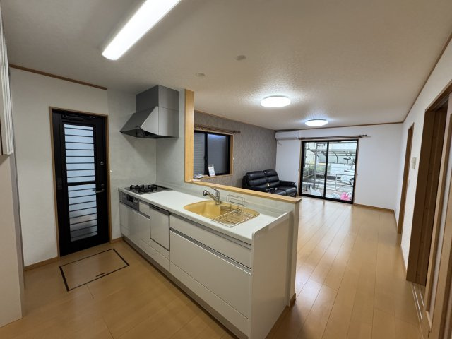 -三丁目不動産-　熊谷市円光2丁目　売-主、エアコン、カーポートの居間・リビング