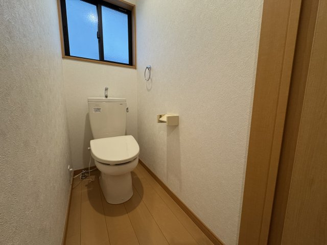 -三丁目不動産-　熊谷市円光2丁目　売-主、エアコン、カーポートのトイレ|2階