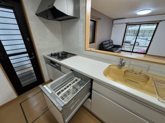 -三丁目不動産-　熊谷市円光2丁目　売-主、エアコン、カーポートのキッチン