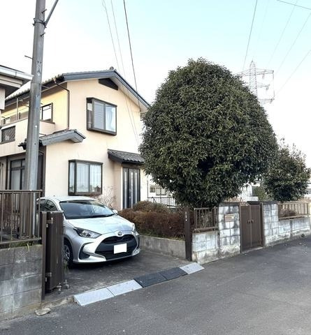 入間郡毛呂山町前久保南四丁目　中古売戸建の前面道路含む現地写真