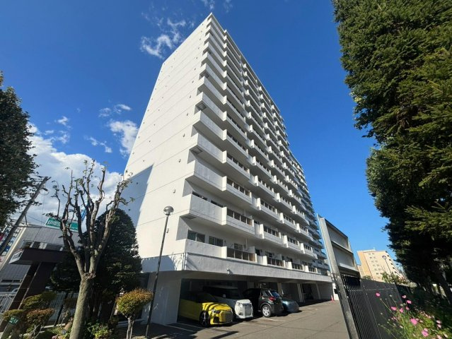 地下鉄「大谷地」駅徒歩1分の好立地。駅直結の商業施設もあり、銀行や病院も近く生活利便性良好です。
