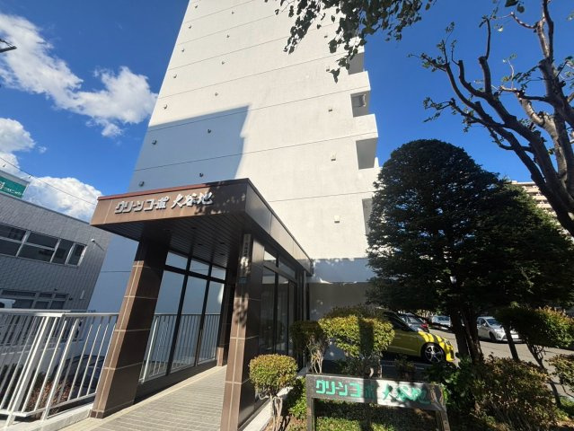 緑に囲まれた落ち着きのあるマンションエントランス。ゆとりあるアプローチが住む方や訪れる方を心地よく迎えてくれます。