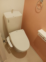 落ち着いた色調のトイレです