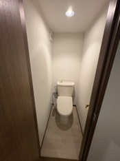 落ち着いた色調のトイレです