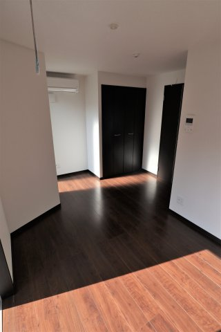 落ち着いた色調の寝室です