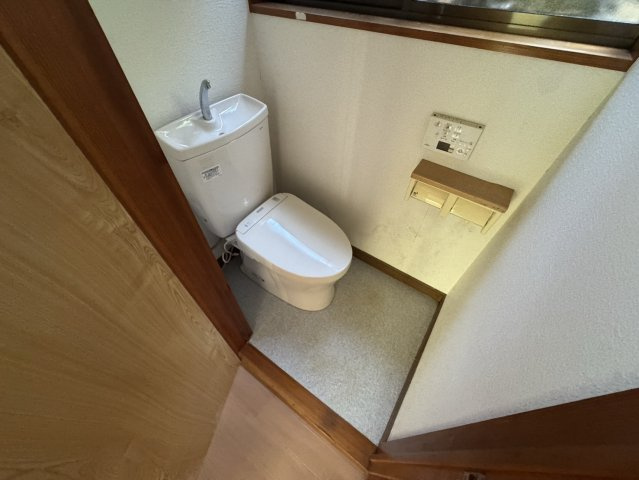 落ち着いた色調のトイレです
