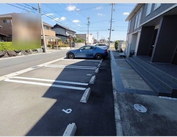 ルミナスの駐車場