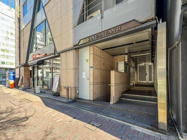 銀座参番館Ⅱビルのエントランス