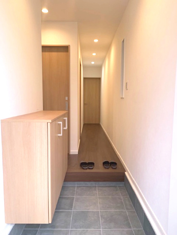 【玄関】 | 堺市東区西野　新築戸建 | カウンタータイプのシューズボックス付き！オシャレな小物や写真を飾り付けたりなど、玄関のインテリアもお楽しみいただけます。