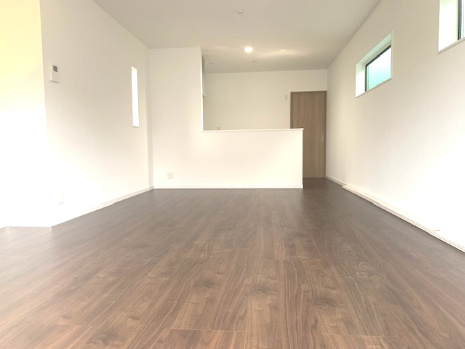 【居間・リビング】 | 堺市東区西野　新築戸建 | 南向きバルコニーに面した2階LDKは広々19.6帖！家族が寛ぎの時間をゆったりと過ごせます。