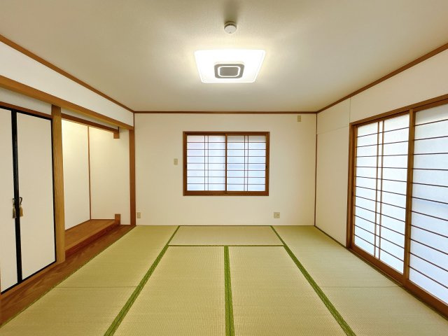 宇部市大字西岐波高野　戸建ての和室|1階広々とした8畳の東側和室は、採光・風通しともに良好です。大きな掃き出し窓と障子からやわらかな光が差し込み、一日を気持ちよくスタートできる空間です。