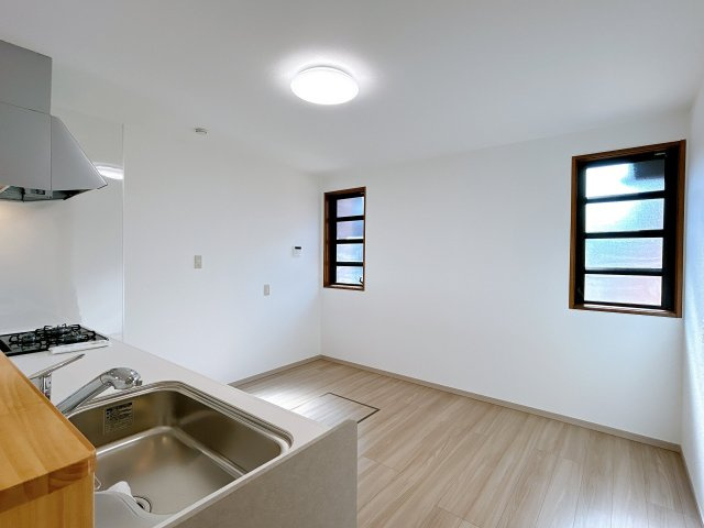 宇部市大字西岐波高野　戸建てのキッチン|キッチン背面には窓があります。