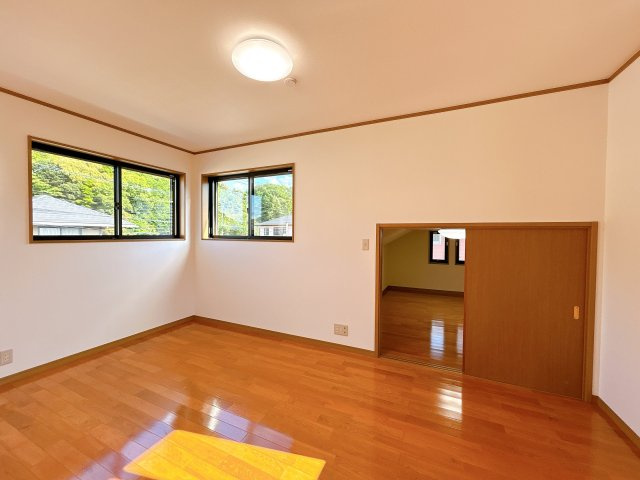 宇部市大字西岐波高野　戸建ての洋室|2階西側7.5帖洋室の写真です。2面採光で明るい空間です。