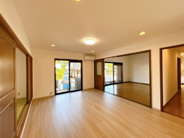 宇部市大字西岐波高野　戸建ての居間・リビング|東側に大きな掃き出し窓があるLDKです。