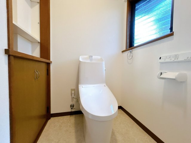宇部市大字西岐波高野　戸建てのトイレ|1階トイレは、新しい温水洗浄機能付きトイレに交換済です。